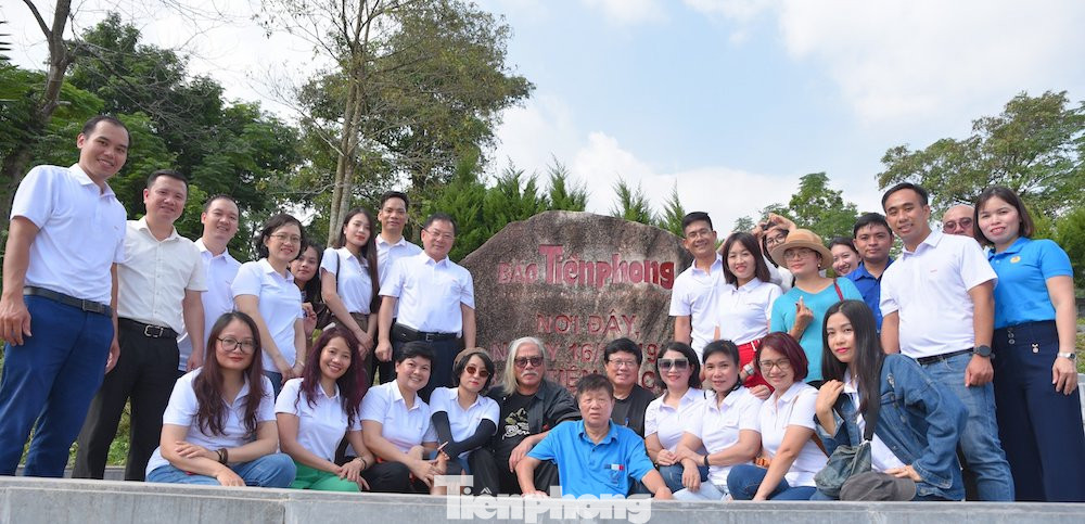 Đoàn cán bộ, phóng viên báo Tiền Phong do Bí thư Đảng ủy, Tổng Biên tập Lê Xuân Sơn làm trưởng đoàn, đoàn về nguồn còn có sự tham gia của các nhà báo kỳ cựu: Xuân Ba, Phạm Yên, Phạm Nguyên Bảng.