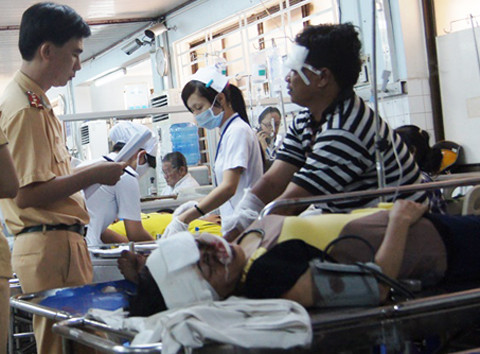 Cảnh sát điều tra nguyên nhân ban đầu. Ảnh: Nguyệt Triều (VnExpress). Cảnh sát điều tra nguyên nhân ban đầu. Ảnh: Nguyệt Triều