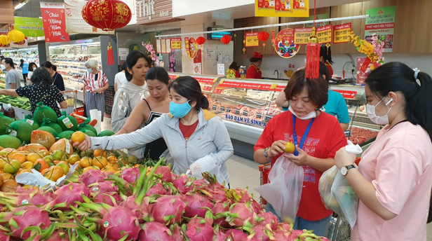 Luỹ kế hạ tầng thương mại có 279 cửa hàng tiện ích, hiện toàn tỉnh có 125 chợ, 7 siêu thị; 1 Trung tâm thương mại Vincom Plaza; 475 cửa hàng kinh doanh xăng dầu; 3 kho xăng dầu; 2 dự án Logistics; 1 thương nhân phân phối xăng dầu; 18 thương nhân kinh doanh mua bán LPG; 3 thương nhân bán buôn rượu; 10 thương nhân bán buôn thuốc lá và 2 dự án Logistics đã đi vào hoạt động. Luỹ kế hạ tầng thương mại có 279 cửa hàng tiện ích, hiện toàn tỉnh có 125 chợ, 7 siêu thị; 1 Trung tâm thương mại Vincom Plaza; 475 cửa hàng kinh doanh xăng dầu; 3 kho xăng dầu; 2 dự án Logistics; 1 thương nhân phân phối xăng dầu; 18 thương nhân kinh doanh mua bán LPG; 3 thương nhân bán buôn rượu; 10 thương nhân bán buôn thuốc lá và 2 dự án Logistics đã đi vào hoạt động.