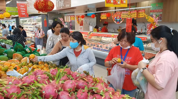 Luỹ kế hạ tầng thương mại có 279 cửa hàng tiện ích, hiện toàn tỉnh có 125 chợ, 7 siêu thị; 1 Trung tâm thương mại Vincom Plaza; 475 cửa hàng kinh doanh xăng dầu; 3 kho xăng dầu; 2 dự án Logistics; 1 thương nhân phân phối xăng dầu; 18 thương nhân kinh doanh mua bán LPG; 3 thương nhân bán buôn rượu; 10 thương nhân bán buôn thuốc lá và 2 dự án Logistics đã đi vào hoạt động.
