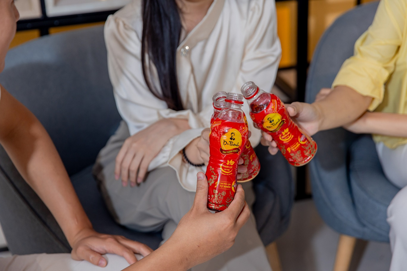 Được chiết xuất từ 9 loại thảo mộc tự nhiên, Trà Dr Thanh là thức uống được nhiều người trẻ yêu thích nhờ khả năng thanh lọc cơ thể để tươi mát mỗi ngày.