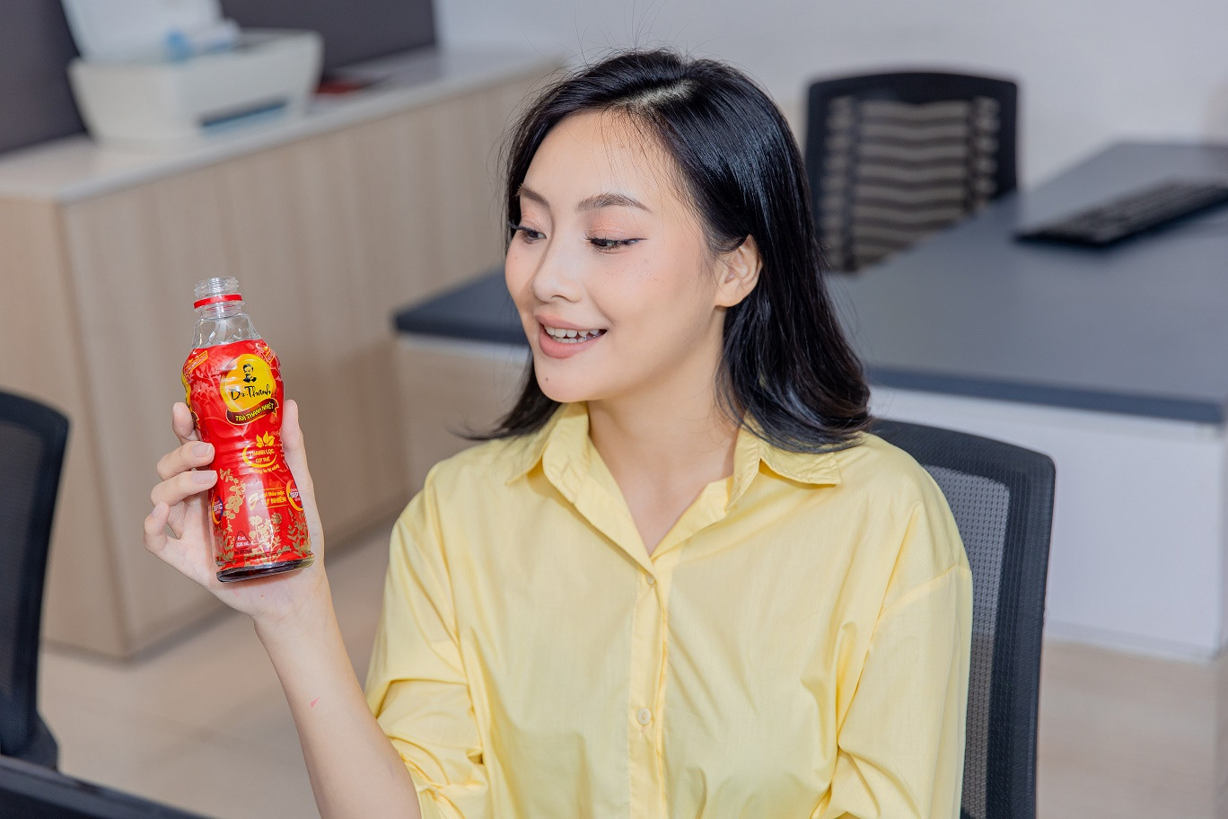 Nhiều người trẻ chọn các thức uống tốt cho sức khỏe như Trà Dr Thanh để thanh lọc, làm mát cơ thể khỏi nóng trong người khi liên tục thức khuya, thiếu ngủ để cày việc cuối năm.