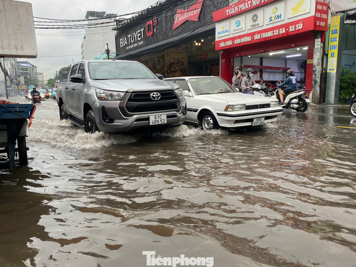 Dự báo trong khoảng 3 giờ tới, mây dông tiếp tục phát triển, gây mưa rào, kèm theo dông, sét cho các khu vực các quận huyện trên, sau mở rộng sau các khu vực lân cận khác. Lượng mưa phổ biến từ 10-30mm, có nơi trên 30mm. Trong cơn dông đề phòng lốc, mưa đá và gió giật mạnh khoảng cấp 5-7 (8-17m/s).