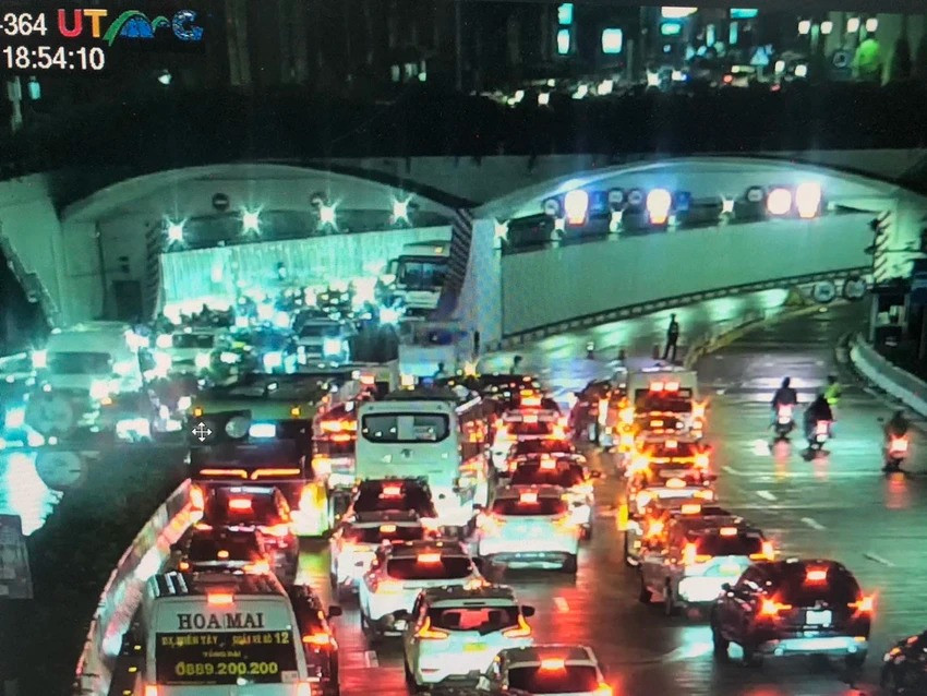 Cơ quan chức năng phải tạm đóng hầm vượt sông Sài Gòn theo hướng từ quận 1 đi TP Thủ Đức để xử lý sự cố. Ảnh: Trung tâm Quản lý điều hành giao thông đô thị TPHCM