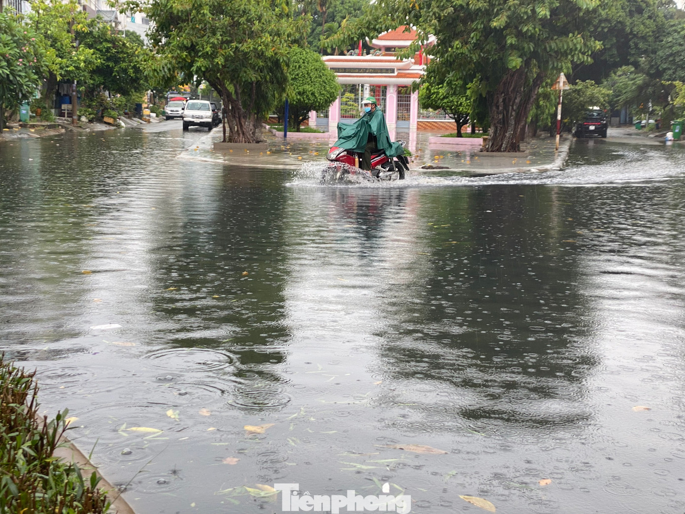 Khu dân cư Nam Hùng Vương (quận Bình Tân) nước ngập mênh mông.