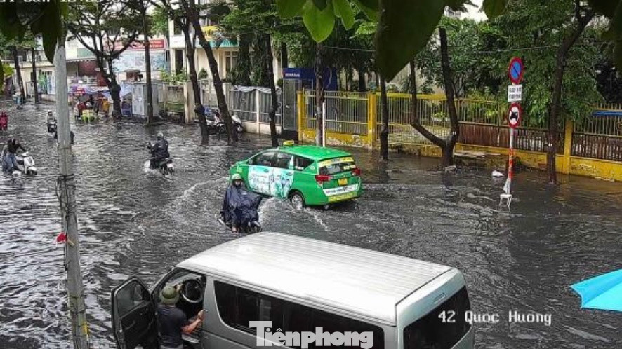 Đường Quốc Hương (phường Thảo Điền, TP Thủ Đức) ngập nặng, các phương tiện di chuyển khó khăn. Ảnh: Camera giao thông.