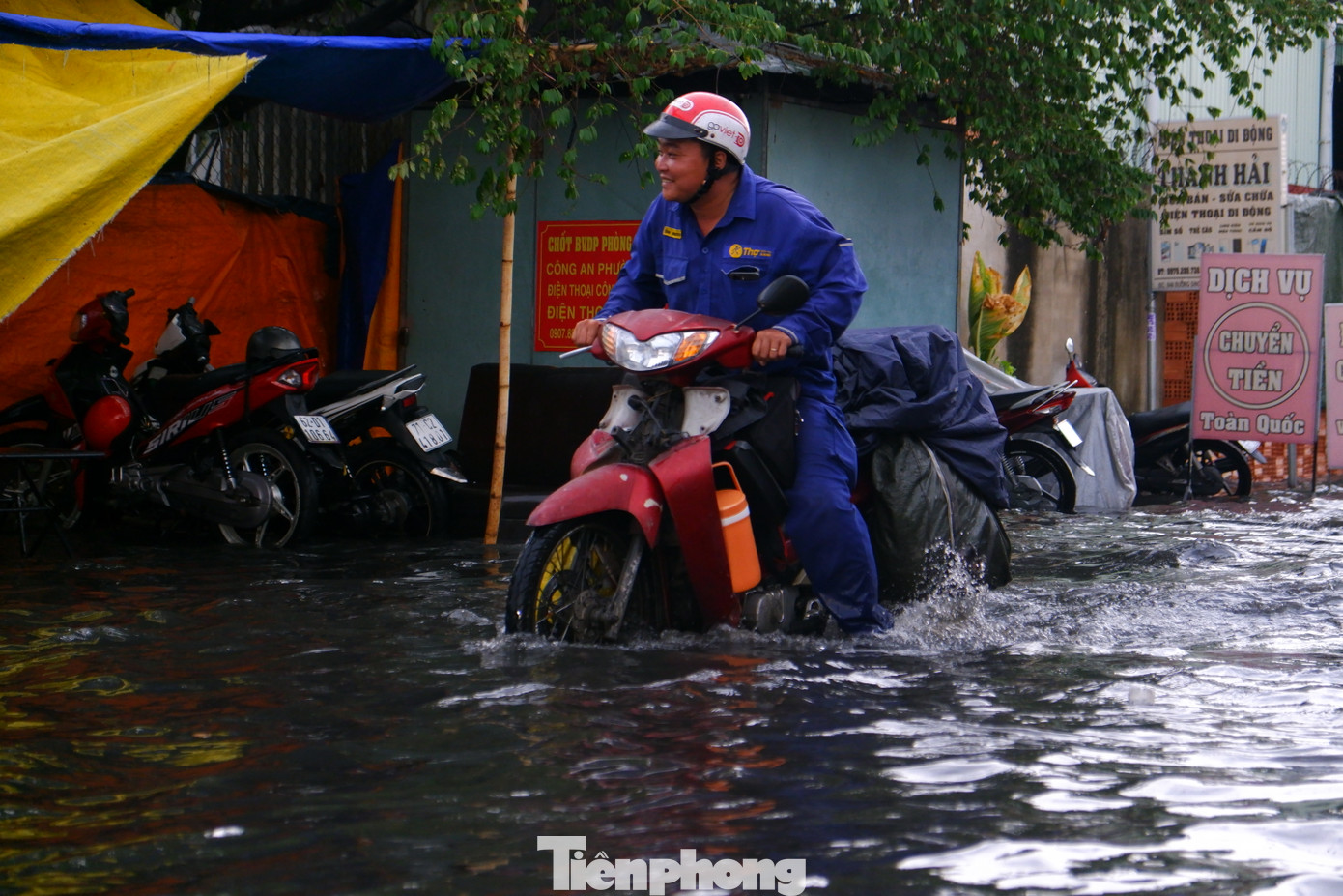 Đài khí tượng thủy văn khu vực Nam bộ cho biết vùng mây dông đang phát triển và gây mưa kèm dông, sét trên khu vực quận 8, quận Bình Tân, quận 6, quận 7, quận 11, quận 1, Thành phố Thủ Đức, quận Tân Bình, Phú Nhuận, Bình Thạnh, Tân Phú, Quận 12, quận Gò Vấp và các huyện Hóc Môn, Củ Chi, Bình Chánh.