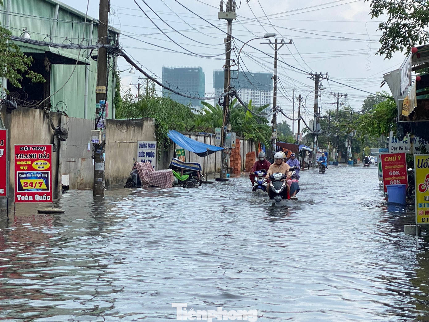 Các phương tiện di chuyển khó khăn trên đường SINCO (quận Bình Tân).