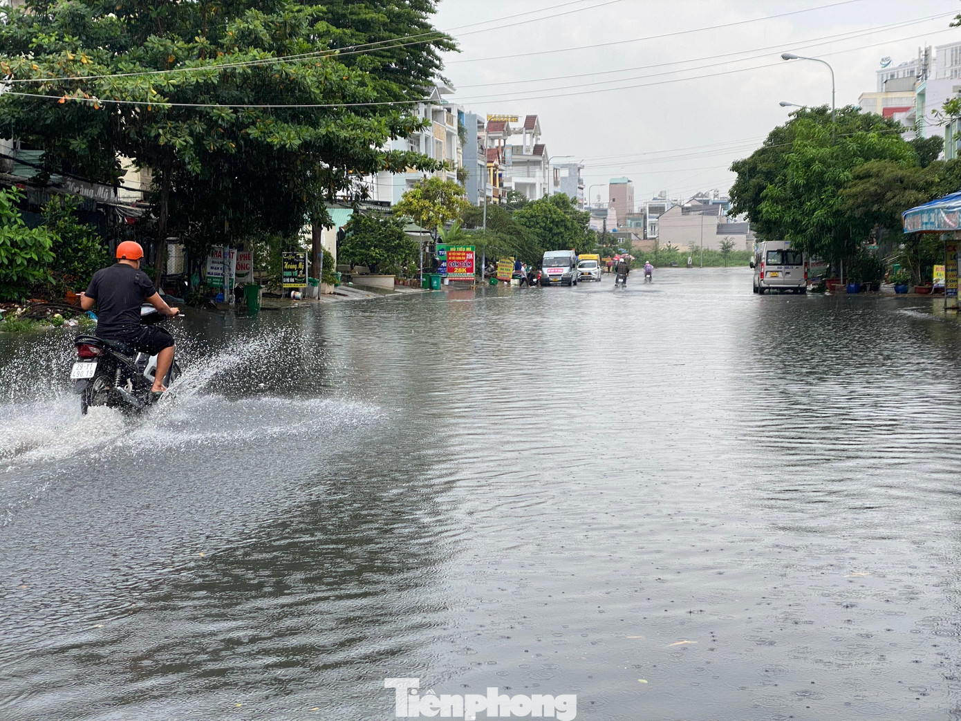 Một đoạn đường Lê Cơ (quận Bình Tân) ngập mênh mông khiến các phương tiện vất vả di chuyển.