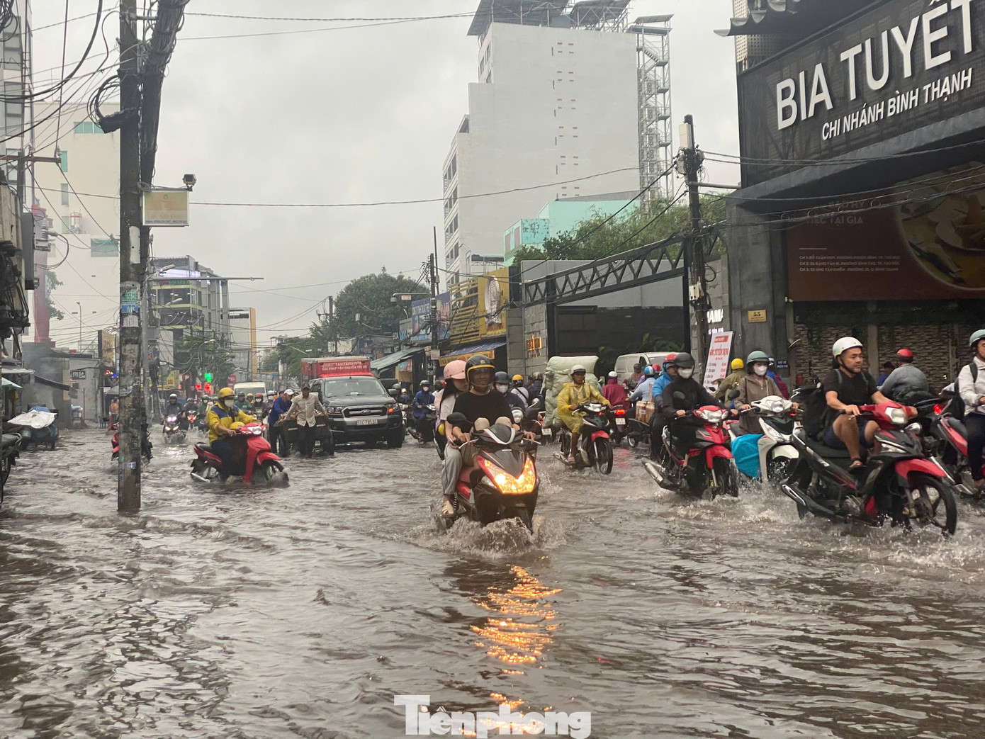 Theo ghi nhận của PV, cuối giờ chiều hôm nay 9/8, nhiều khu vực tại TPHCM xuất hiện mưa lớn diện rộng. Sau cơn mưa, một số tuyến đường như Quốc Hương (phường Thảo Điền, TP Thủ Đức), đường Ung Văn Khiêm (phường 25, quận Bình Thạnh),... chìm trong nước.