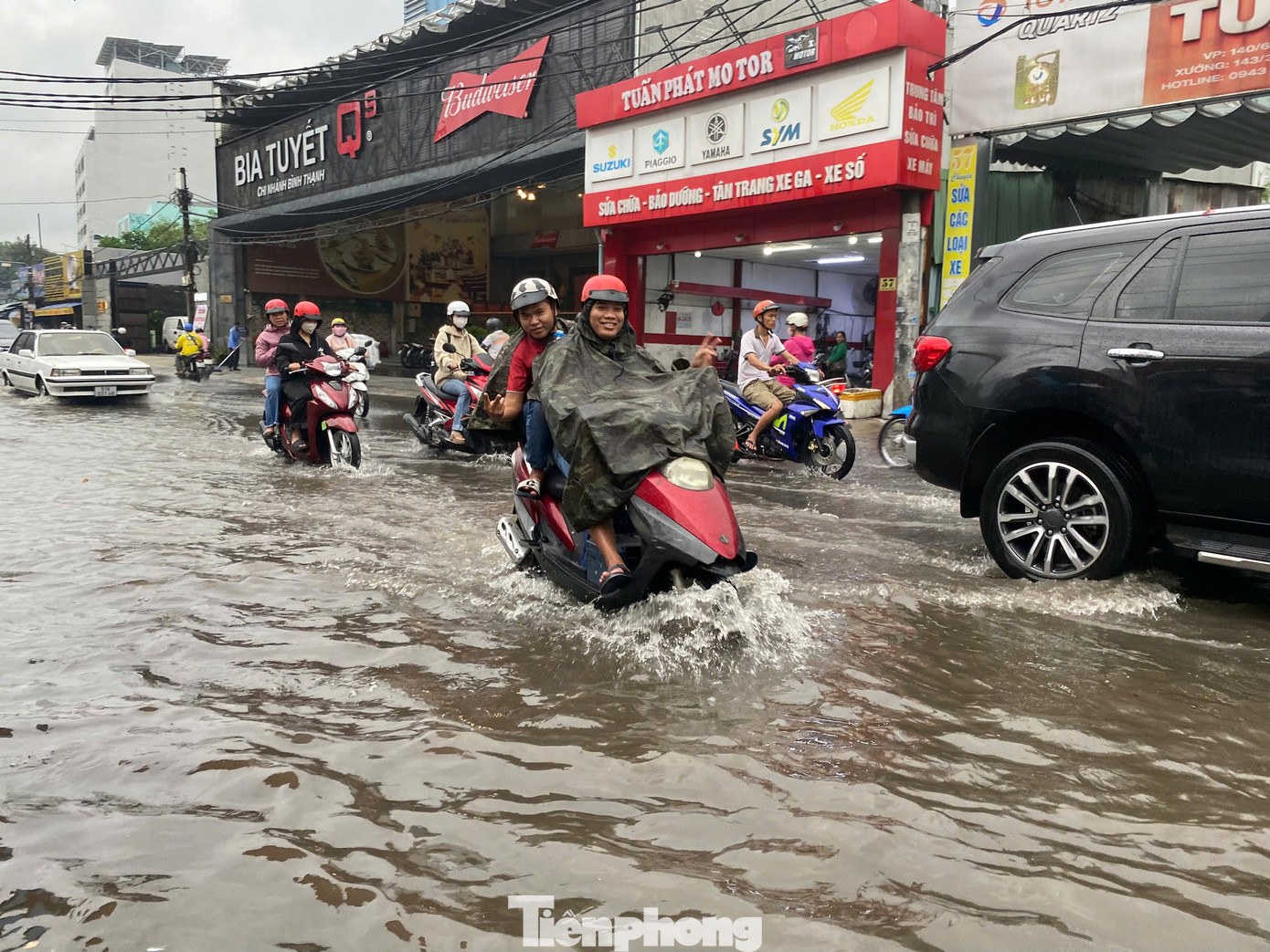Khoảng 17h30 ngày 9/8, Đài Khí tượng Thủy văn khu vực Nam bộ cho biết, vùng mây dông đang phát triển và gây mưa kèm dông, sét trên khu vực huyện Bình Chánh, Quận 8, quận Bình Tân, Quận 6, Quận 7, Quận 11, Quận 1, TP. Thủ Đức, quận Tân Phú, quận 10, quận Tân Bình, quận Phú Nhuận, quận Bình Thạnh, quận Gò Vấp.