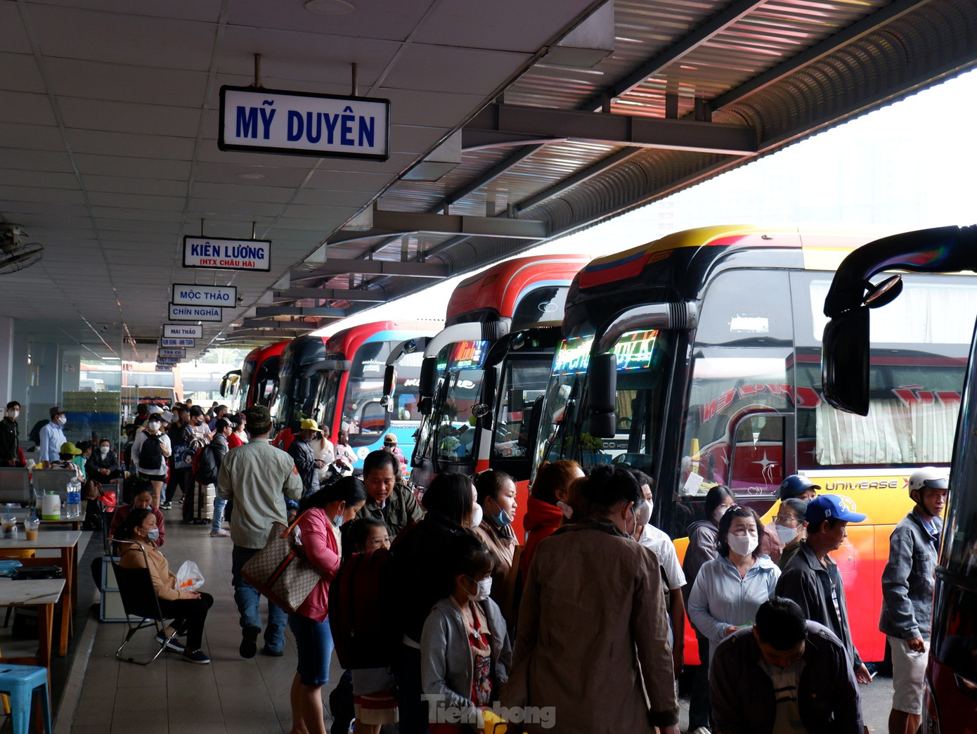 Bến xe Miền Tây dự kiến sẽ đón gần 205.000 lượt hành khách trong thời gian cao điểm dịp lễ Quốc khánh 2/9 năm nay. Ảnh: Hữu Huy Bến xe Miền Tây dự kiến sẽ đón gần 205.000 lượt hành khách trong thời gian cao điểm dịp lễ Quốc khánh 2/9 năm nay. Ảnh: Hữu Huy