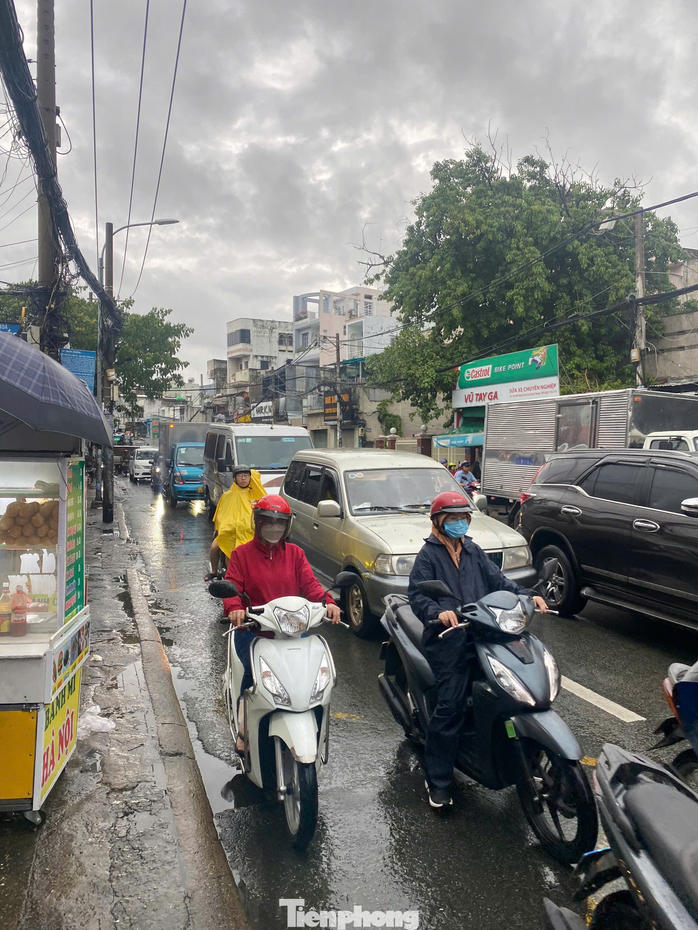 Sau cơn mưa lớn, quốc lộ 13 (quận Bình Thạnh) ùn ứ, các phương tiện phải nhích từng chút một để di chuyển qua nút giao thông quốc lộ 13 - Nguyễn Xí - Xô Viết Nghệ Tĩnh - Ung Văn Khiêm.