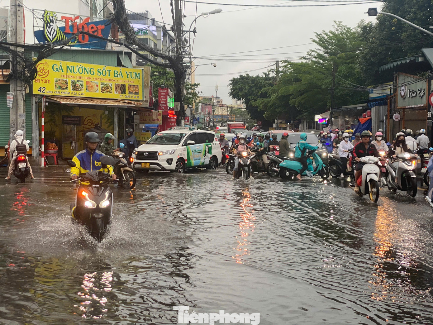 Giao thông khu vực đường Ung Văn Khiêm rối loạn trong giờ tan tầm.