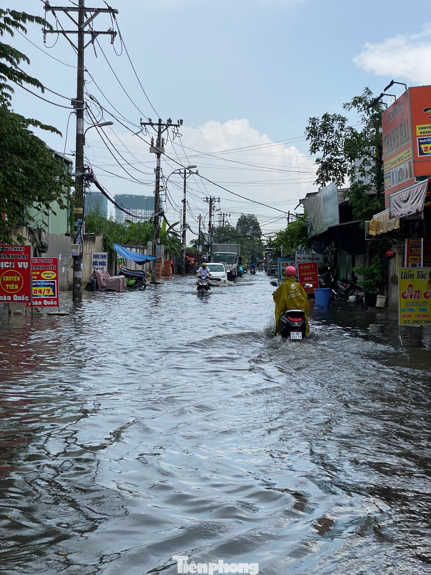 Dự báo từ trưa đến đầu giờ chiều 4/8, mây dông tiếp tục phát triển, gây mưa rào, kèm theo dông, sét cho khu vực các quận, huyện trên, sau mở rộng sang các khu vực lân cận khác. Lượng mưa phổ biến từ 10-40 mm, có nơi trên 50 mm. Trong cơn dông đề phòng lốc, mưa đá và gió giật mạnh khoảng từ cấp 5-7 (từ 8-17m/s).