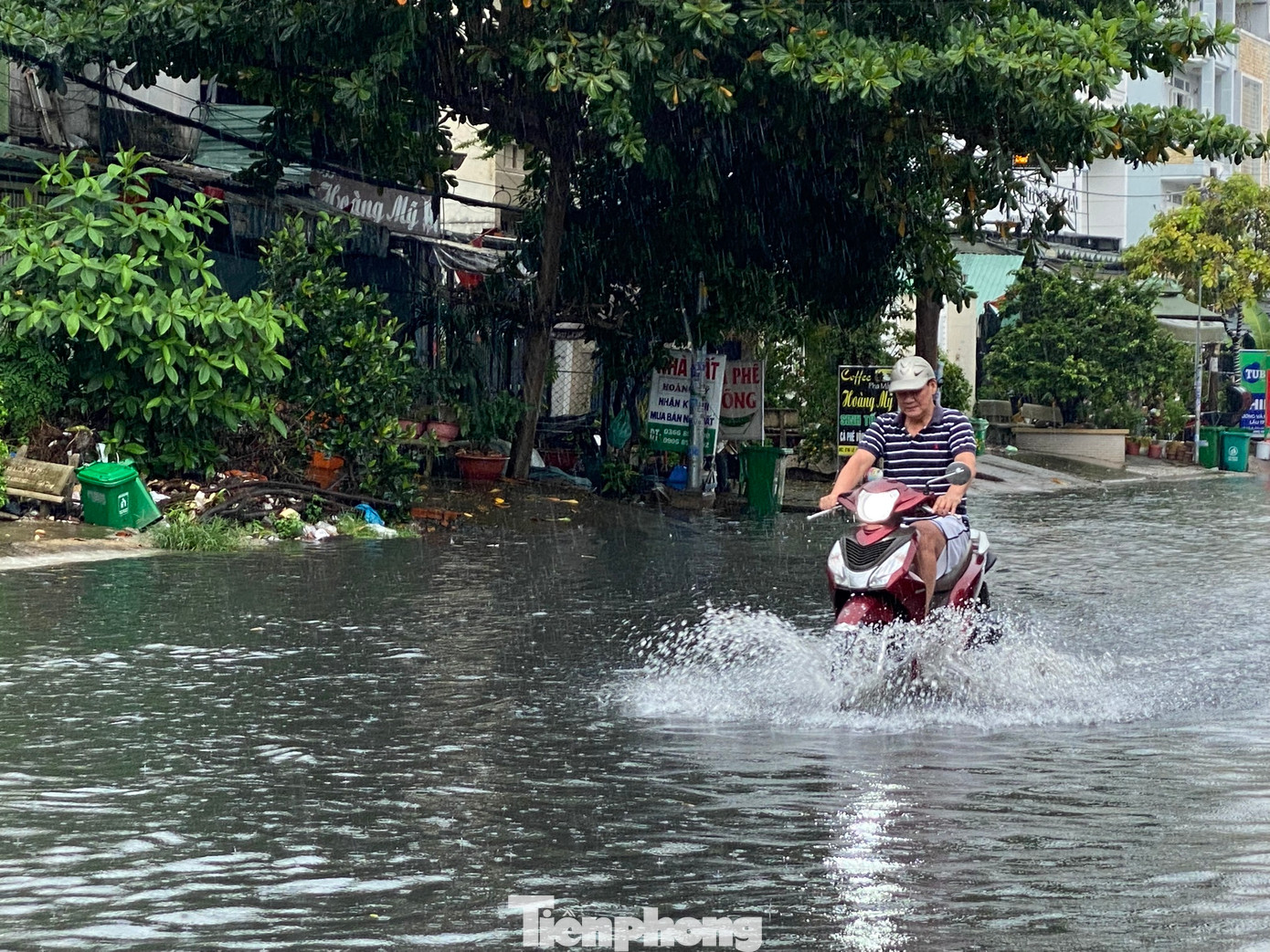 Theo ghi nhận của PV, trưa 4/8, khu vực TPHCM xuất hiện mưa diện rộng. Trong cơn mưa dông, một loạt tuyến đường như Quốc Hương (TP. Thủ Đức), Lê Cơ, SINCO... (quận Bình Tân) xảy ra tình trạng ngập úng.