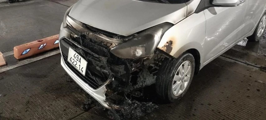 Chiếc xe ô tô bị bốc cháy phần đầu.