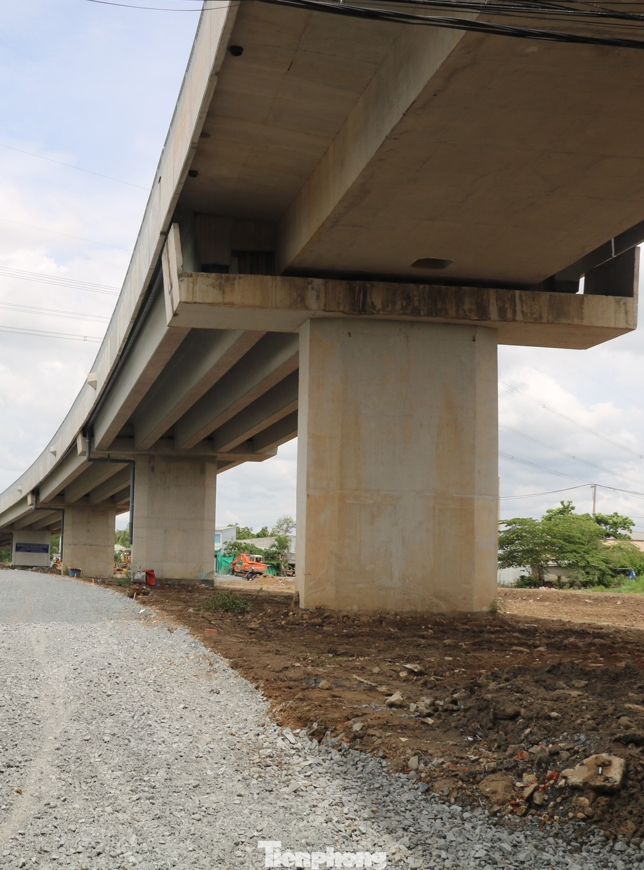 Chủ đầu tư dự án cho biết phần đường dẫn phía huyện Nhà Bè đã nhận đủ mặt bằng từ cuối năm 2023, đến nay đã hoàn thành các hạng mục như san lấp, làm bó vỉa, làm đường dân sinh,...