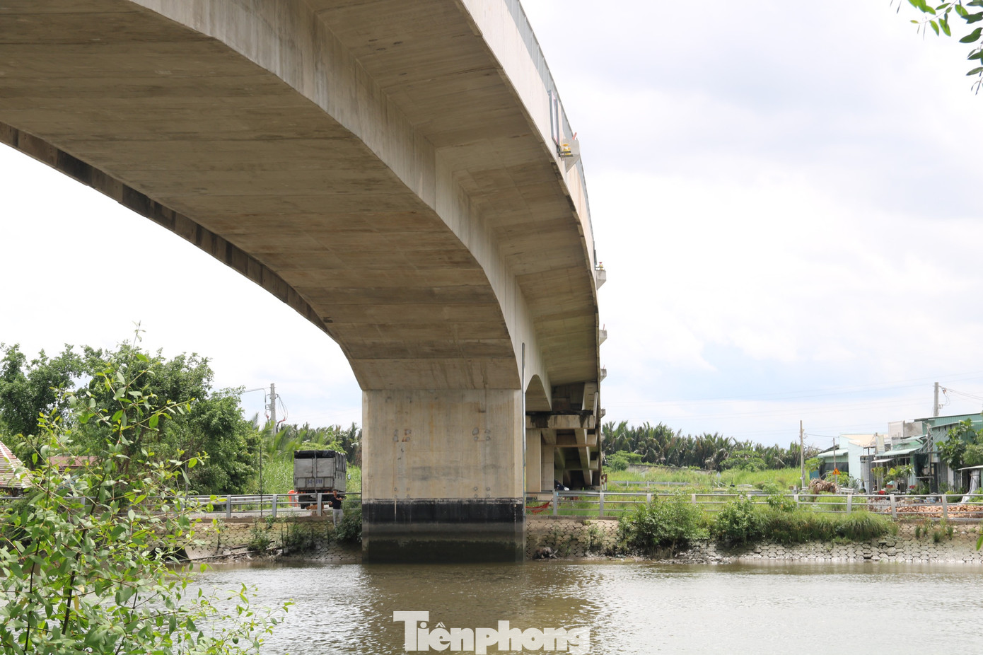 Công trình được khởi công vào năm 2018 với tổng mức đầu tư khoảng 500 tỷ đồng, dự kiến hoàn thành vào năm 2023 nhưng “trễ hẹn” vì vướng mặt bằng.