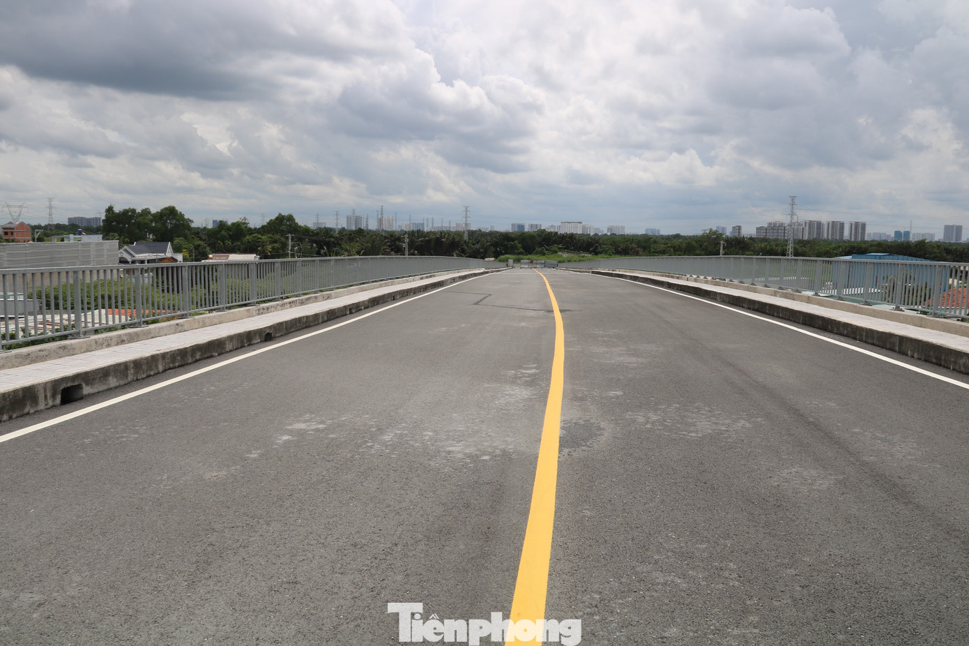 Cầu đã được lắp lan can, sơn phân làn, sơn phủ mặt cầu, hoàn thiện phần vỉa hè cho người đi bộ,...