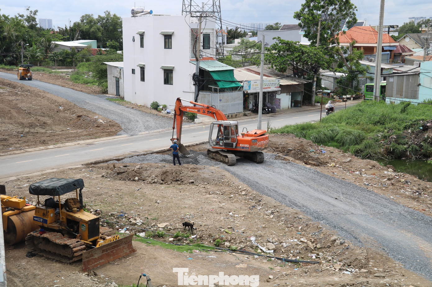 Trên công trường phía huyện Nhà Bè, nhiều máy móc, công nhân thi công đồng loạt các hạng mục như bó vỉa, đường dân sinh, đường dẫn cầu,...