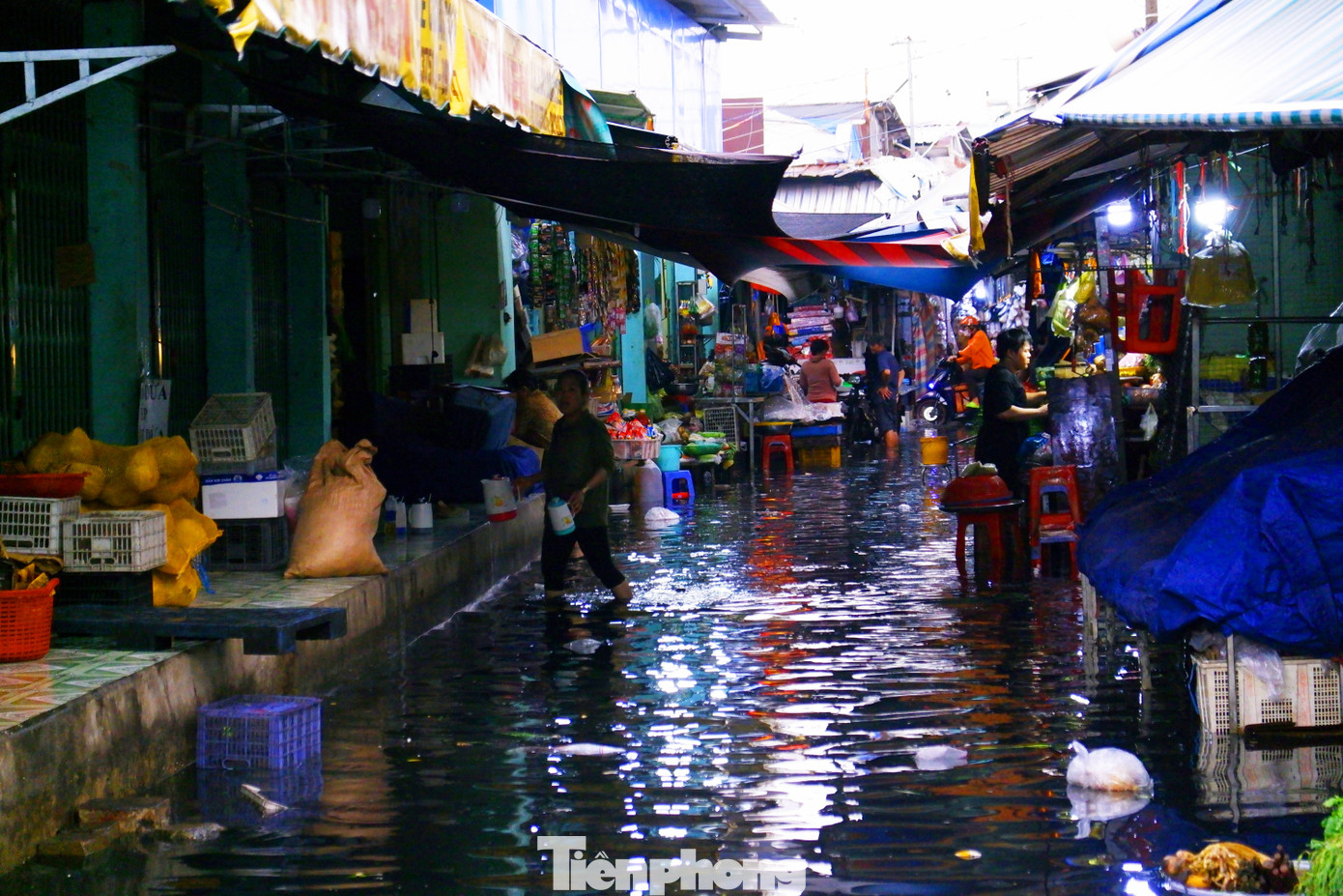 Chợ khu phố 2 nằm trên đường Hồ Học Lãm (phường An Lạc, quận Bình Tân) luôn chịu cảnh ngập nước mỗi khi trời mưa.
