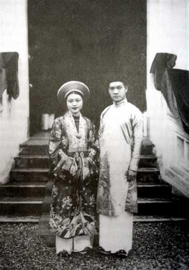 Cô dâu Vi Kim Ngọc và chú rể Nguyễn Văn Huyên trong ngày cưới (1936). Ảnh: Tư liệu