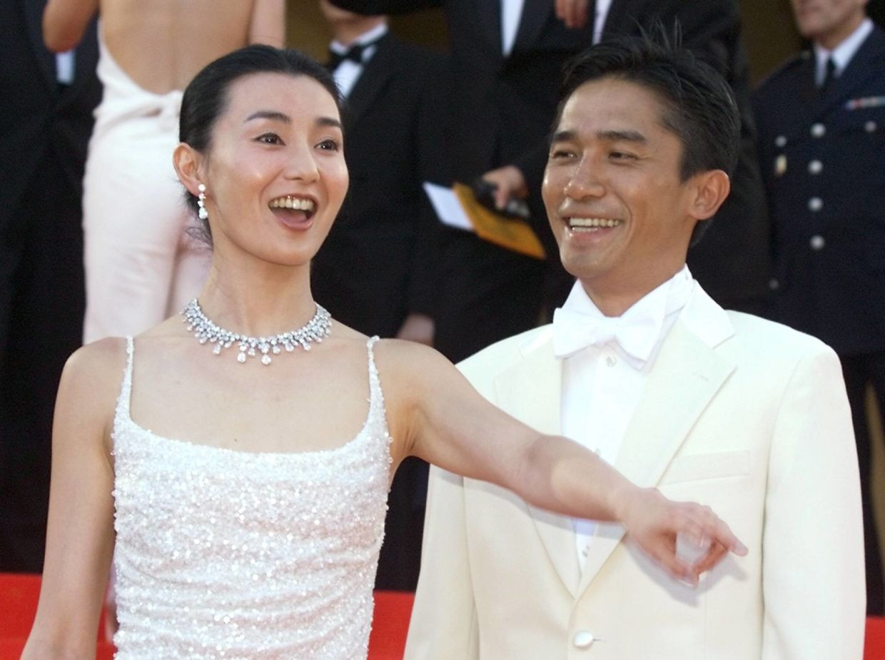 Từng khẳng định mê Trương Mạn Ngọc, nhưng người Lương Triều Vỹ chọn nắm tay vẫn là Lưu Gia Linh. Từng khẳng định mê Trương Mạn Ngọc, nhưng người Lương Triều Vỹ chọn nắm tay vẫn là Lưu Gia Linh.