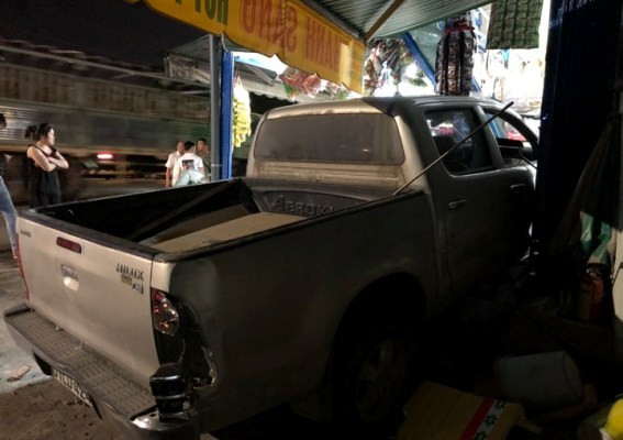 Người đàn ông nước ngoài lái ô tô gây náo loạn phố, 3 người nhập viện ảnh 1