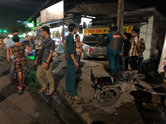 Người đàn ông nước ngoài lái ô tô gây náo loạn phố, 3 người nhập viện ảnh 3