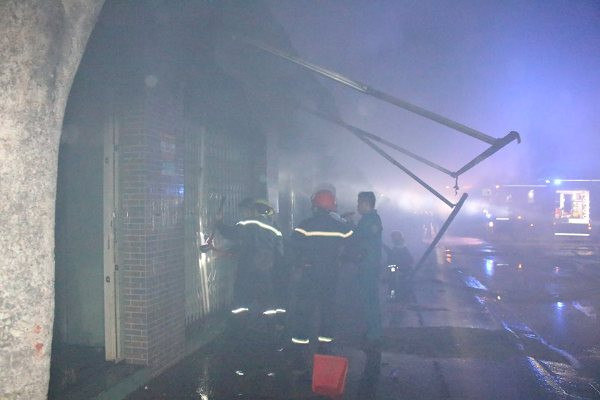 Cháy tiệm tạp hóa trong đêm, cả gia đình 4 người thoát chết ảnh 2