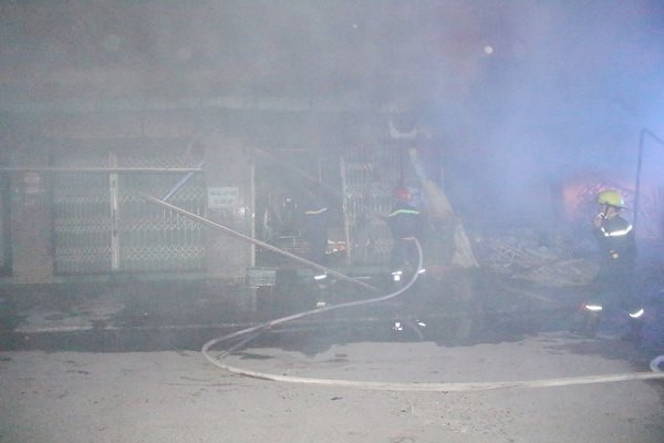 Cháy tiệm tạp hóa trong đêm, cả gia đình 4 người thoát chết ảnh 1