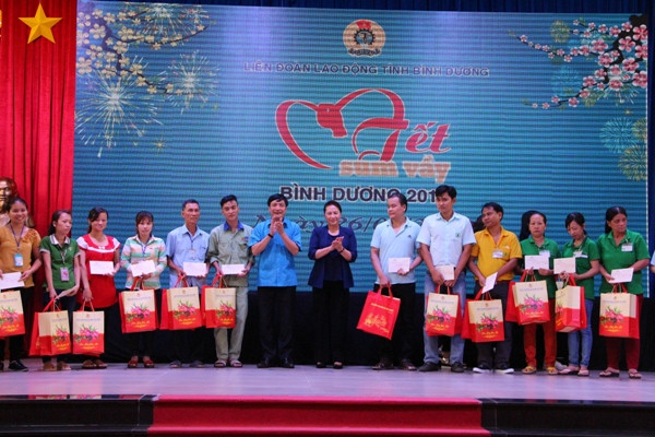 Chủ tịch Quốc hội tặng quà cho công nhân hoàn cảnh khó khăn ở Bình Dương ảnh 2