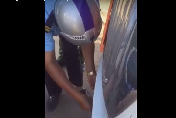 Xác minh thông tin người mặc sắc phục công an hăm dọa tài xế container ảnh 1