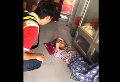 Công an vào cuộc vụ nghịch tử đánh mẹ dã man ảnh 1