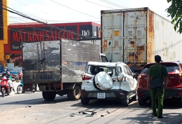 Ô tô 'điên' gây tai nạn liên hoàn, đường ùn tắc kéo dài ảnh 1