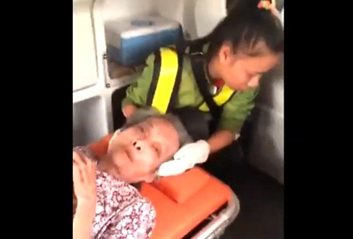 Công an vào cuộc vụ nghịch tử đánh mẹ dã man ảnh 2