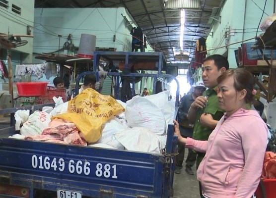 Phát hiện hơn 1,5 tấn thịt heo bốc mùi trong chợ ở Bình Dương ảnh 1