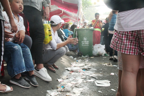Rác thải ngập đường tại Lễ hội Rằm tháng Giêng ảnh 3