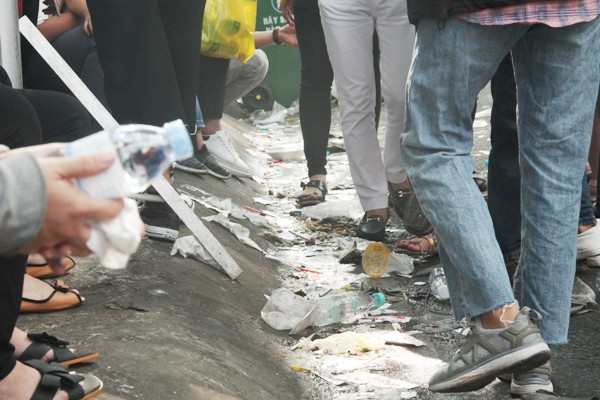 Rác thải ngập đường tại Lễ hội Rằm tháng Giêng ảnh 2