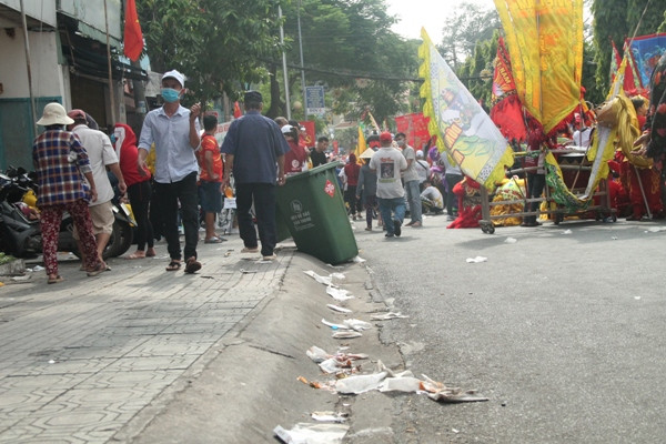 Rác thải ngập đường tại Lễ hội Rằm tháng Giêng ảnh 1