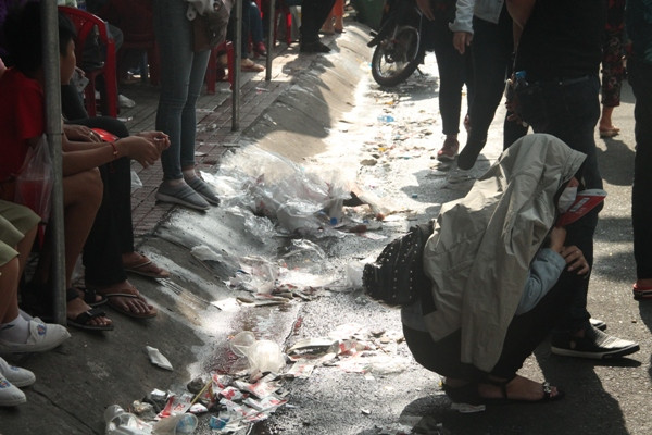 Rác thải ngập đường tại Lễ hội Rằm tháng Giêng ảnh 5
