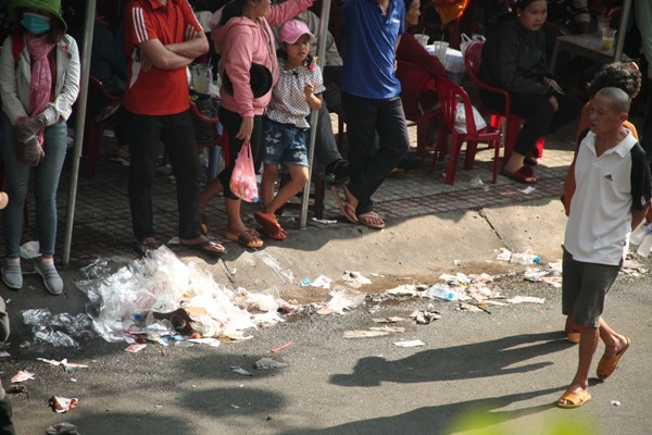 Rác thải ngập đường tại Lễ hội Rằm tháng Giêng ảnh 4