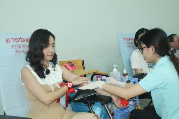 Những hình ảnh nổi bật trong ngày Chủ nhật Đỏ tại TP.HCM ảnh 13