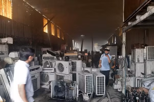 Cháy dữ dội, kho điện lạnh bị thiêu rụi hoàn toàn ảnh 4