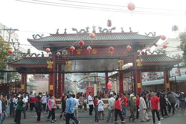 Chùa Bà Thiên Hậu (phường Phú Cường) nơi đón lượng khách đến đông nhất dịp lễ Rằm Bình Dương: Học sinh 17 trường sẽ nghỉ học trong 2 ngày lễ rằm ảnh 2