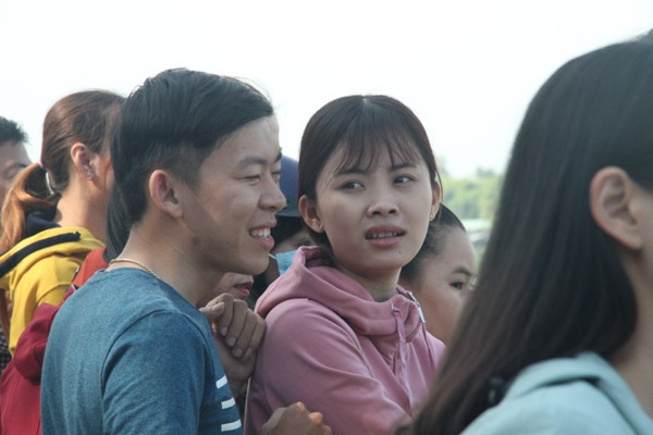 Hàng ngàn người dân 'đội nắng' xem đua thuyền ở Bình Dương ảnh 2