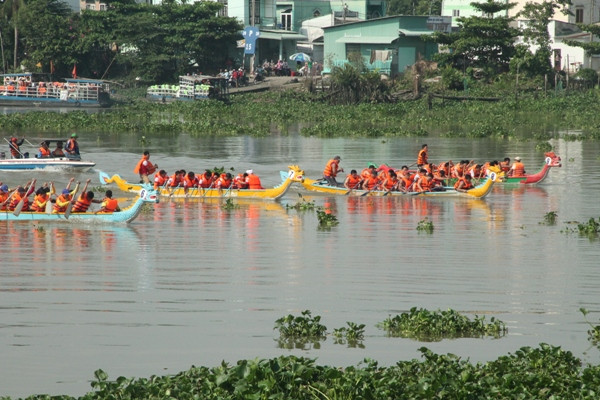 Hàng ngàn người dân 'đội nắng' xem đua thuyền ở Bình Dương ảnh 8