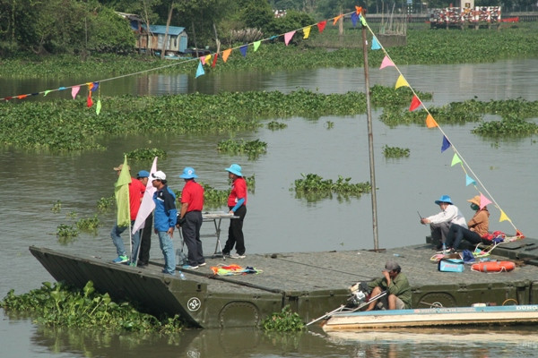 Hàng ngàn người dân 'đội nắng' xem đua thuyền ở Bình Dương ảnh 13