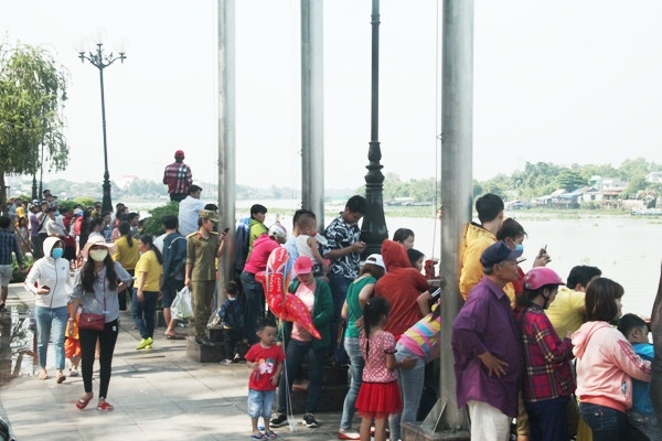 Hàng ngàn người dân 'đội nắng' xem đua thuyền ở Bình Dương ảnh 6